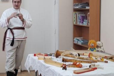 Путешествие по мелодиям: русские и карельские народные музыкальные инструменты - сквозь время и традиции.